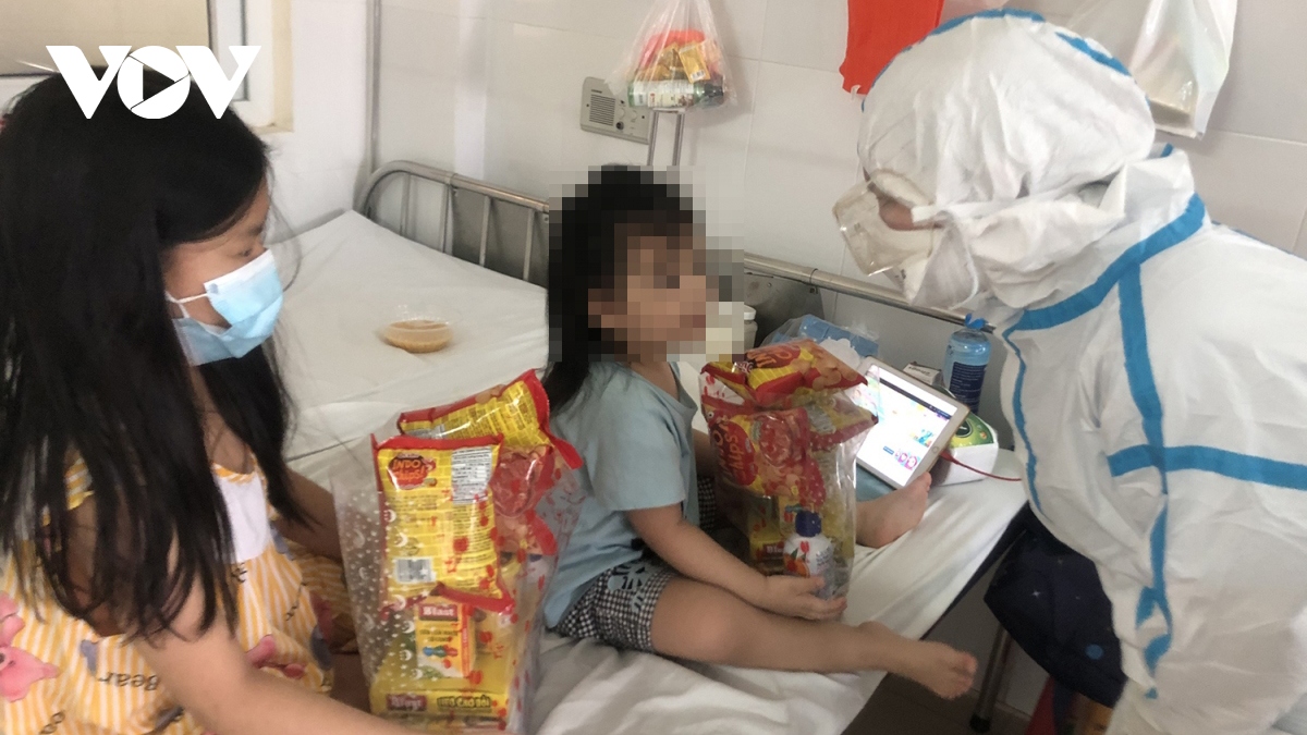 Special gifts to young COVID-19 patients on Children’s Day